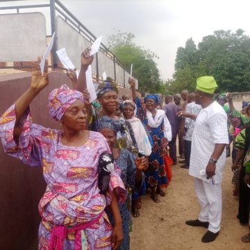 Prayers & Endorsements as ODIDI OMO gives cash gifts to Senior Citizens