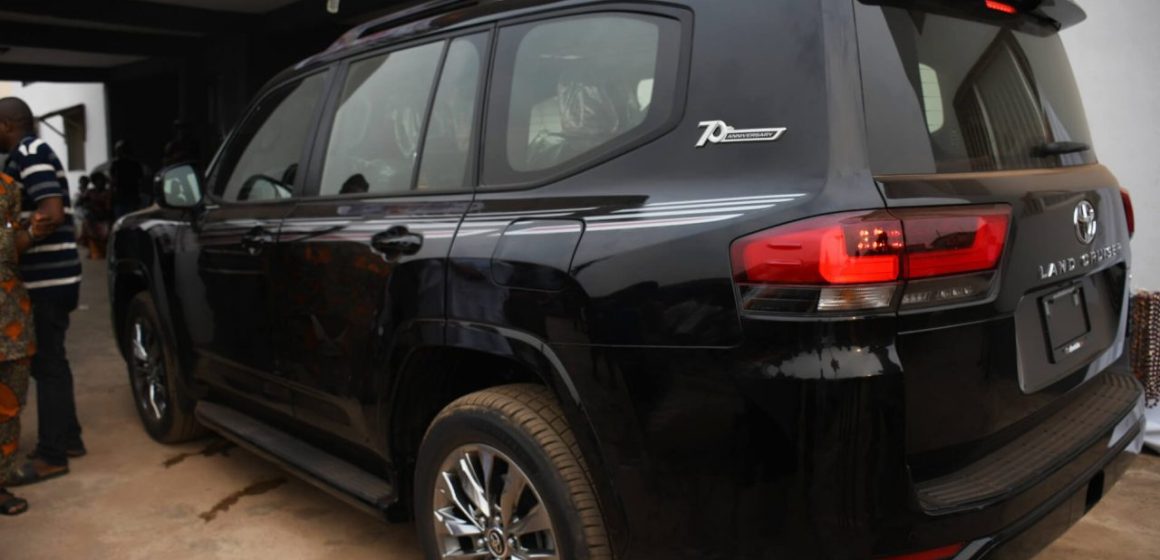 Hours To Installation, Makinde Presents Toyota Land Cruiser SUV To Olubadan-Designate