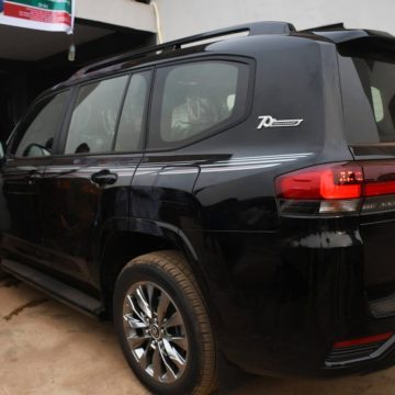 Hours To Installation, Makinde Presents Toyota Land Cruiser SUV To Olubadan-Designate