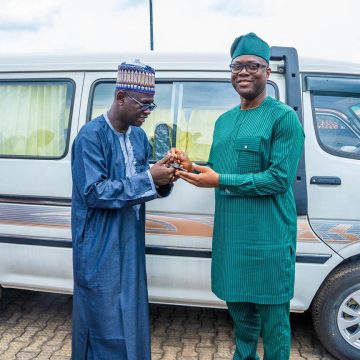 2022 RAMADAN LECTURE: Makinde Donates Bus To Guest Lecturer, Give Hajj Slots To Others