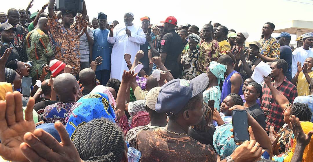 Odidi omo visits  fire outbreak scene at Apata, assures relief funds for affected shop owners