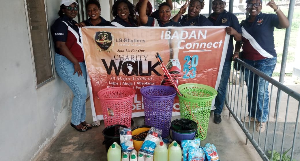 Ibadan Connect Of LGRhythms Stormed State Hospital Adeoyo, Ring Road, With Gifts And Cash For Patients