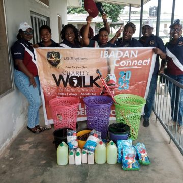 Ibadan Connect Of LGRhythms Stormed State Hospital Adeoyo, Ring Road, With Gifts And Cash For Patients Ibadan Connect Of LGRhythms Stormed State Hospital Adeoyo, Ring Road, With Gifts And Cash For Patients